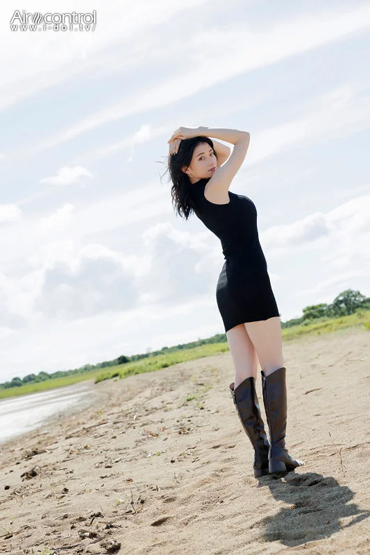 瀬戸環奈（OAE-302）が黒の洋服を着て、ポーズを決める画像
